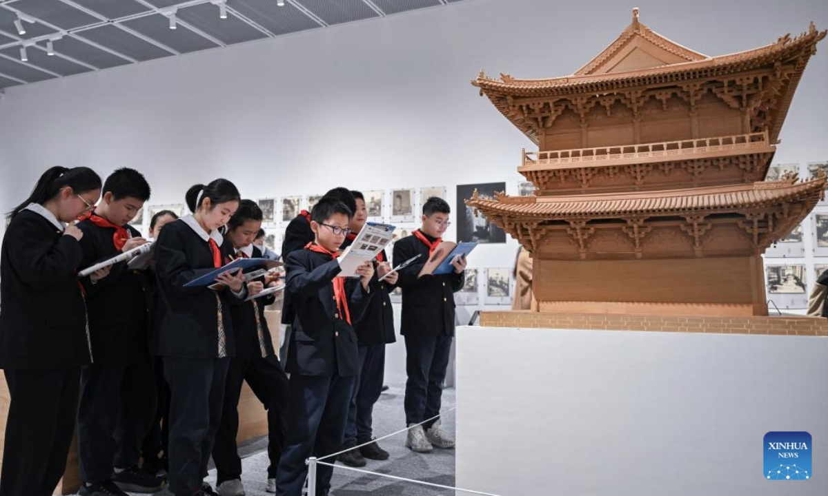 也强调了球